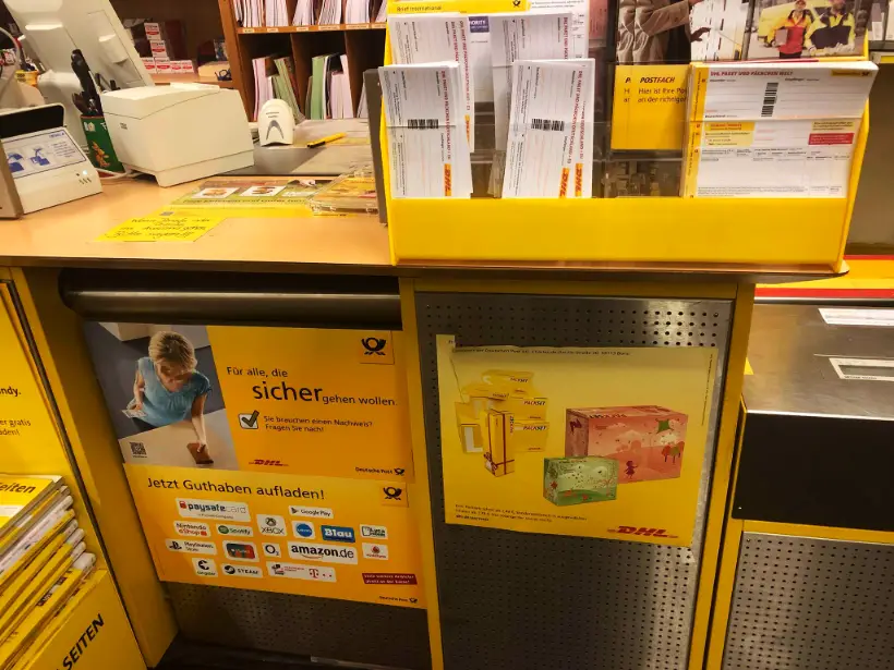 Postagentur-Schalter mit DHL-Paketannahme